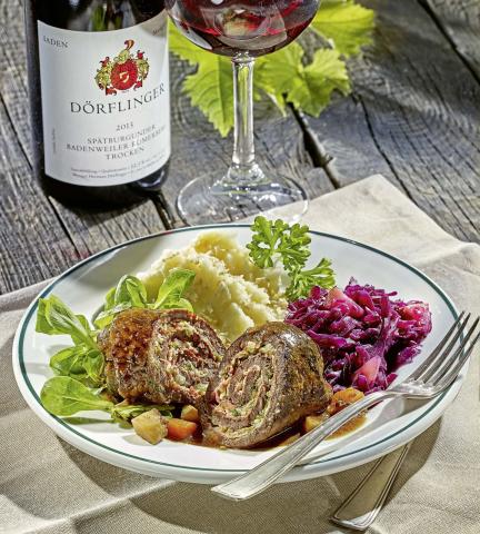 Rindsroulade mit Rotkraut, Kartoffelstock und Feldsalat - (c) Kirchheim Verlag, Mainz