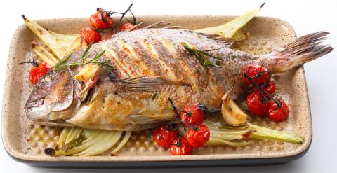 Ganze Dorade mit Fenchel und Kirschtomaten auf der Römertopf Lafer BBQ Plancha mit Grill-Noppen - (c) Römertopf Ganze Dorade mit Fenchel und Kirschtomaten auf der Römertopf Lafer BBQ Plancha mit Grill-Noppen - (c) Römertopf
