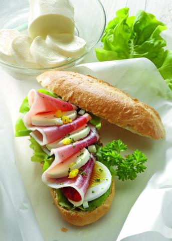 Schinken-Baguette mit Ei und Mozzarella - (c) Wirths PR Schinken-Baguette mit Ei und Mozzarella - (c) Wirths PR