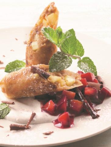 Schneller Apfelstrudel mit Vanille-Schmand und Rotweinzwetschgen - (c) Food&Life Daniel Petri