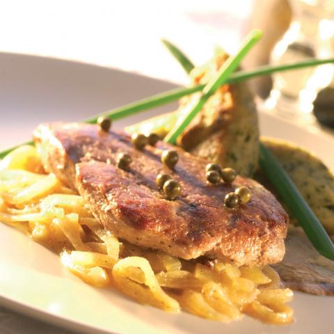 Schweinemedaillons in Grauburgundersauce mit Rebknöspchen - (c) Deutsches Weininstitut Schweinemedaillons in Grauburgundersauce mit Rebknöspchen - (c) Deutsches Weininstitut