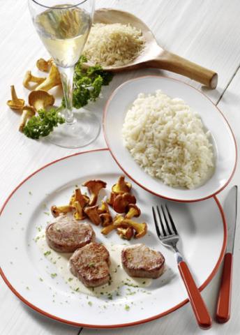 Schweinemedaillons mit Pfifferlingen und Reis - (c) Wirths PR