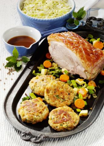 Schweinsbraten mit gebratenen Semmelknödeln - (c) www.1000rezepte.de Schweinsbraten mit gebratenen Semmelknödeln - (c) www.1000rezepte.de