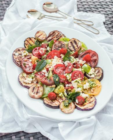 Sommerlichen Auberginen Tomaten Salat mit Feta - (c) aubergine.cl Sommerlichen Auberginen Tomaten Salat mit Feta - (c) aubergine.cl