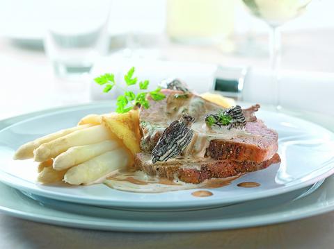 Spargelcrêpe mit Morchelragout und rosa gebratenem Kalbsrücken - (c) Deutsches Weintor/Wirths PR Spargelcrêpe mit Morchelragout und rosa gebratenem Kalbsrücken - (c) Deutsches Weintor/Wirths PR