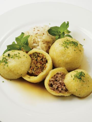 Fleischknödel aus Erdäpfelteig - Aus dem Kochbuch 'Ich koche für mein Leben gern' von Christine Saahs - (c) Michael Westermann/Brandstätter Verlag Fleischknödel aus Erdäpfelteig - Aus dem Kochbuch 'Ich koche für mein Leben gern' von Christine Saahs - (c) Michael Westermann/Brandstätter Verlag