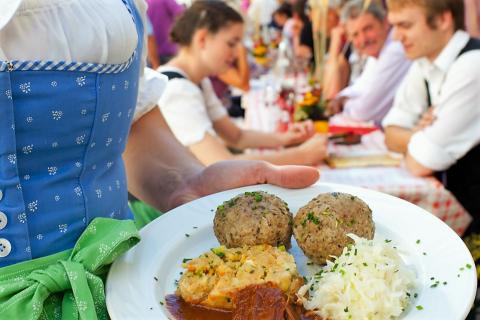 Speckknödel wird meist mit Krautsalat oder in einer klaren Suppe servieren - (c) Knödelfest Sterzing Speckknödel wird meist mit Krautsalat oder in einer klaren Suppe servieren - (c) Knödelfest Sterzing
