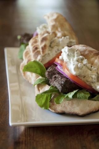 Straußenburger mit Blauschimmelsauce - (c) Südafrika Weininformation