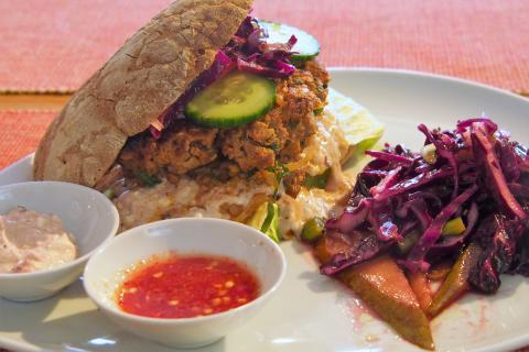 Südtiroler Wildburger mit Wildschwein- und Rehfleisch, Rotkrautsalat, Rotweinbirnen und zweierlei Soßen - (c) Jörg Bornmann