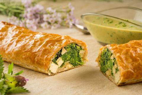 Wildspinat-Strudel mit Kernöl-Eiersoße - (c) Stefan Kristoferitsch mit freundlicher Genehmigung der Gemeinschaft Steirisches Kürbiskernöl g.g.A. Wildspinat-Strudel mit Kernöl-Eiersoße - (c) Stefan Kristoferitsch mit freundlicher Genehmigung der Gemeinschaft Steirisches Kürbiskernöl g.g.A.