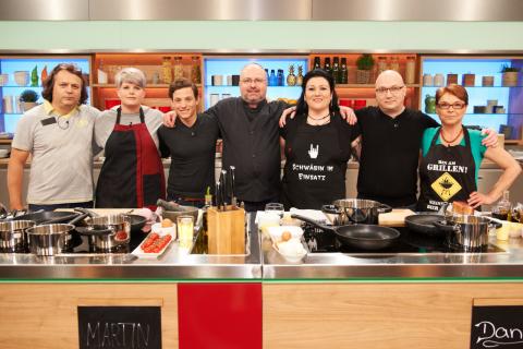 Unsere ZDF-Küchenschlacht - Das Team von links nach rechts: Jörg Bornmann, Marina Lindemann, Martin Daffner, Christian Lohse, Daniela Pralle, Daniel Bäzol und Linda Koch (c) ZDF/Gunnar Nicolaus