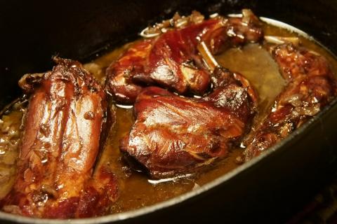 Lebre com Vinho (besoffener Hase) - <a href="https://www.genussfreak.de/besoffener-hase" target="_blank">zum Rezept</a> - (c) Jörg Bornmann Lebre com Vinho (besoffener Hase) - <a href="https://www.genussfreak.de/besoffener-hase" target="_blank">zum Rezept</a> - (c) Jörg Bornmann
