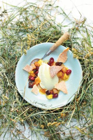 Weiße Schokoladen-Heumousse mit Mandelbisquit - (c) Ammergauer Alpen GmbH Mathias Neubauer