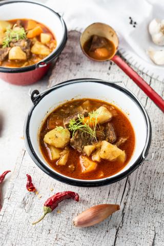 Gulyás (Gulasch) steht für Ungarn, wie kaum ein zweites Gericht Gulyás (Gulasch) steht für Ungarn, wie kaum ein zweites Gericht