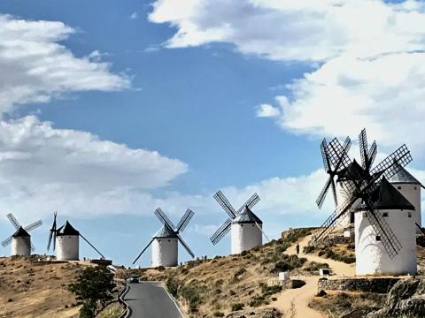 Elf weiße Windmühlen aus dem 16. Jahrhundert stehen auf dem Hügel bei Consuegra, im Zentrum Spaniens - (c) Gabi Dräger