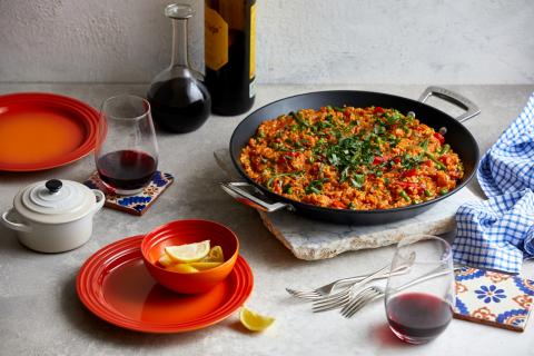 Die Vegetarische Paella kann auch als Basis für eine Meeresfrüchte-Paella oder eine Paella mit Fleisch verwendet werden - (c) Le Creuset