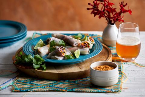 Vietnamesische Regenbogenrollen, Gỏi cuốn, mit Erdnuss-Dip - (c) Le Creuset Vietnamesische Regenbogenrollen, Gỏi cuốn, mit Erdnuss-Dip - (c) Le Creuset
