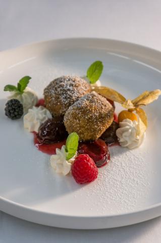 Topfenknödel mit Zwetschgenröster und Zimtsahne - (c) Hotel Vier Jahreszeiten Starnberg Topfenknödel mit Zwetschgenröster und Zimtsahne - (c) Hotel Vier Jahreszeiten Starnberg