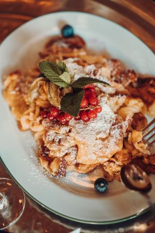 Der Kaiserschmarrn von Ingrid Payr, pensionierte Küchenchefin im Wirtshaus des Hotel Jungbrunn/Tirol, wird mithilfe von Zimt zur Weihnachts-Schlemmerei – © Hotel Jungbrunn