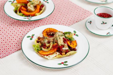 Wintersalat mit gerösteten Kürbis, Brie-Crostini, Preiselbeer-Vinaigrette und karamellisierten Haselnüssen - (c) Lena Fuchs, „Mein leckeres Leben“, im Auftrag für Gmundner Keramik 