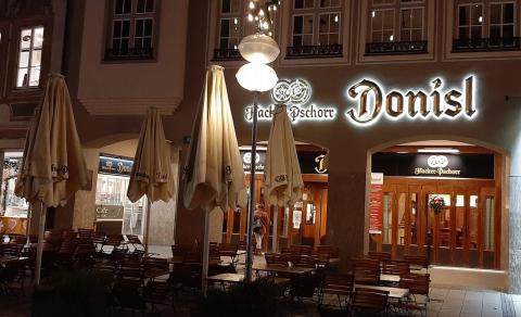 Das Wirthaus Donisl, seit 1715 am Münchner Marienplatz, bietet Wirtshausküche und echte Volksmusik - (c) Gabi Vögele Das Wirthaus Donisl, seit 1715 am Münchner Marienplatz, bietet Wirtshausküche und echte Volksmusik - (c) Gabi Vögele