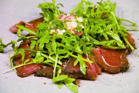 Vogelsberger Hirschschinken mit Essig-Vinaigrette und Salatrauke - (c) Jörg Bornmann