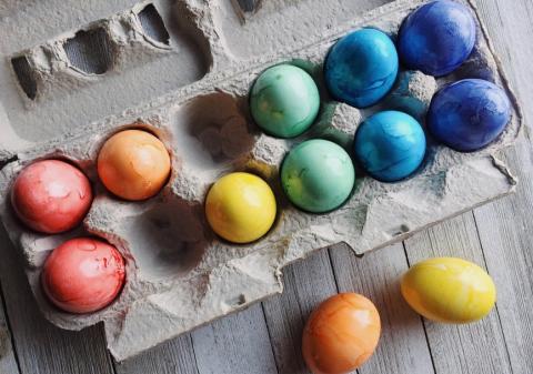 Ostereier natürlich färben - mit Gemüsen und Gewürzen kann man seine Ostereier ohne Zusatzstoffe färben