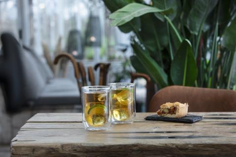 Auf der Suche nach dem Extra-Frische-Kick greifen wir gerne zu einem kühlen Glas Eistee, durchklicken und viele Rezepte entdecken - (c) Bredemeijer Auf der Suche nach dem Extra-Frische-Kick greifen wir gerne zu einem kühlen Glas Eistee, durchklicken und viele Rezepte entdecken - (c) Bredemeijer