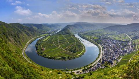 Belebende Frische und intensive Aromen, die Weine der geschützten Ursprungsbezeichnung Mosel sind vielseitige Speisebegleiter - (c) Moselwein e.V./Heinz Peierl