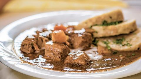 In Dunkelbier gedünstetes Rindfleisch mit bierigem Semmelknödel von Karl Zuser aus der Biergaststätte Riedberg - (c) Gabi Dräger In Dunkelbier gedünstetes Rindfleisch mit bierigem Semmelknödel von Karl Zuser aus der Biergaststätte Riedberg - (c) Gabi Dräger