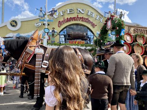 Oktoberfest 2023 – das Bier fließt und Dirndl und Lederhose dominieren die Wiesn - (c) Gabi Dräger Oktoberfest 2023 – das Bier fließt und Dirndl und Lederhose dominieren die Wiesn - (c) Gabi Dräger