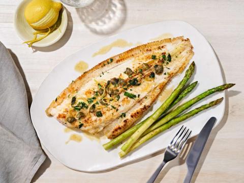 Seezunge à la meunière mit Spargel - (c) DeutscheSee Fischmanufaktur Seezunge à la meunière mit Spargel - (c) DeutscheSee Fischmanufaktur