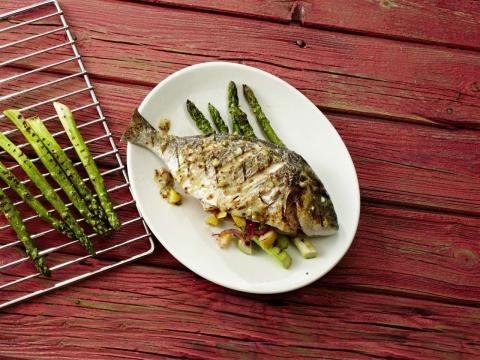 Gegrillte Dorade mit Spargel - (c) DeutscheSee Fischmanufaktur Gegrillte Dorade mit Spargel - (c) DeutscheSee Fischmanufaktur