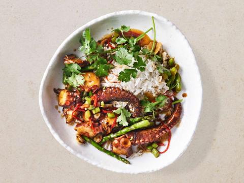 Pulpo mit grünem Spargel und Reis - (c) DeutscheSee Fischmanufaktur Pulpo mit grünem Spargel und Reis - (c) DeutscheSee Fischmanufaktur