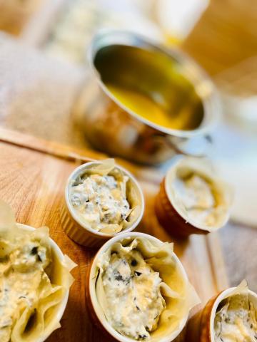 Käse-Oliven-Törtchen mit Filoteig - (c) Barbara Basteck Käse-Oliven-Törtchen mit Filoteig - (c) Barbara Basteck