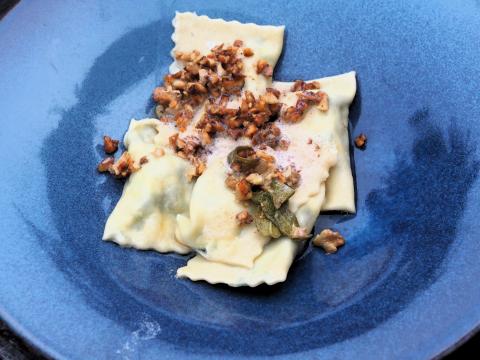 Tortelli Maremmani, hier mit Salbeibutter und angerösteten, gehackten Walnüssen - (c) Jörg Bornmann