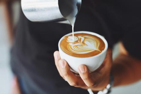https://www.pexels.com/de-de/foto/person-die-kaffee-art-ausfuhrt-302899/ Fünf Schritte zur Kaffeemeisterschaft – Perfekter Kaffeegenuss - (c) https://www.pexels.com/de-de/foto/person-die-kaffee-art-ausfuhrt-302899/