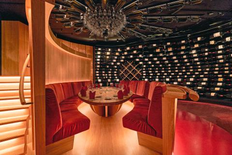 Im neuen Wine Dome können sich bis zu zwanzig Genießer umgeben von Weinflaschen versammeln - (c) Christine Kroll Im neuen Wine Dome können sich bis zu zwanzig Genießer umgeben von Weinflaschen versammeln - (c) Christine Kroll