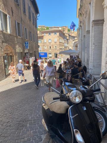 In der Altstadt von Urbino - (c) Thomas Rentschler