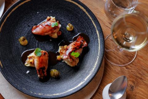 Calamaretti, gefüllt mit Kartoffeln, Lauch und Finocchiona IGP und gerösteten Kichererbsen - (c) Consorzio della Finocchiona IGP