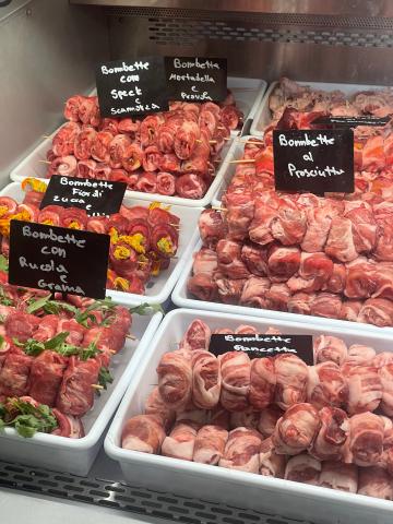 Eine der typischen Spezialitäten Apuliens sind die Bombette, typische Minirouladen aus Schweinenacken - (c) Hannelore Fisgus